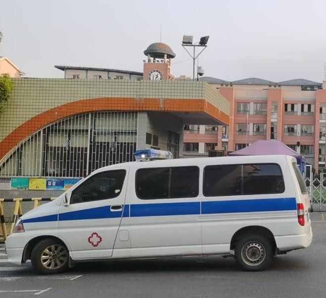 普定救护车出租护送骨折病人一公里多少钱